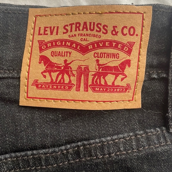Levi’s High Rise Shorts - Picture 4 of 5